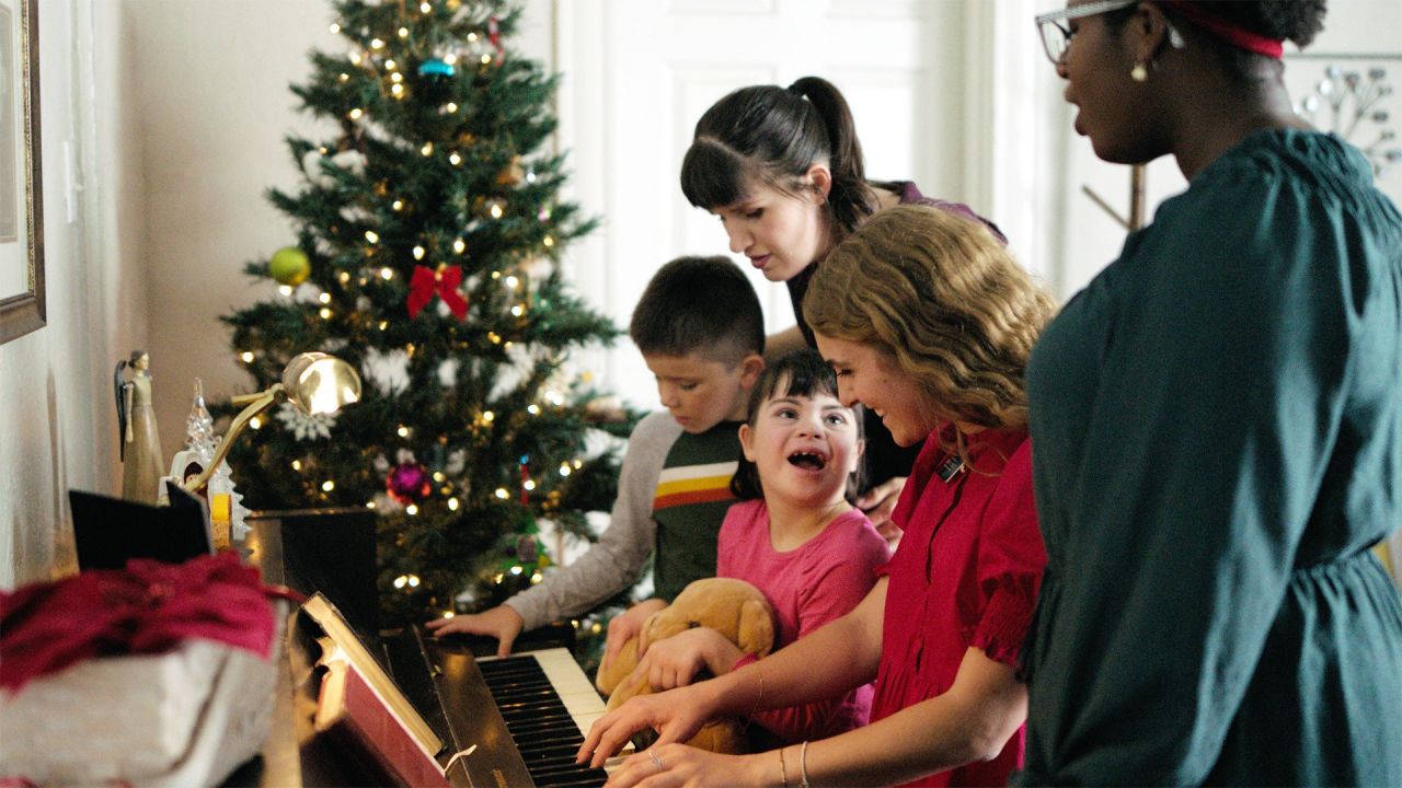 Le sorelle missionarie suonano il pianoforte con una famiglia
