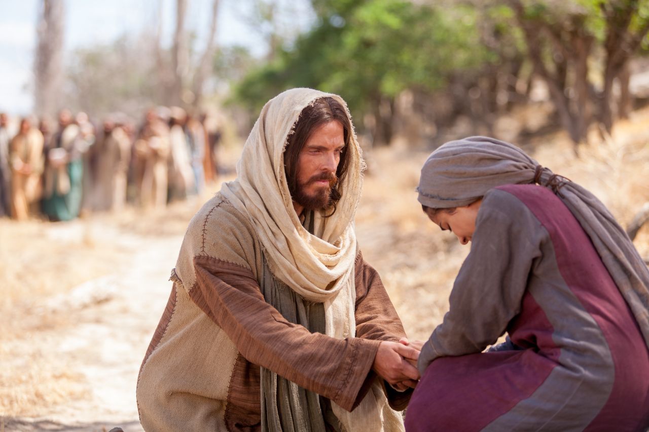 Gesù parla gentilmente a una donna