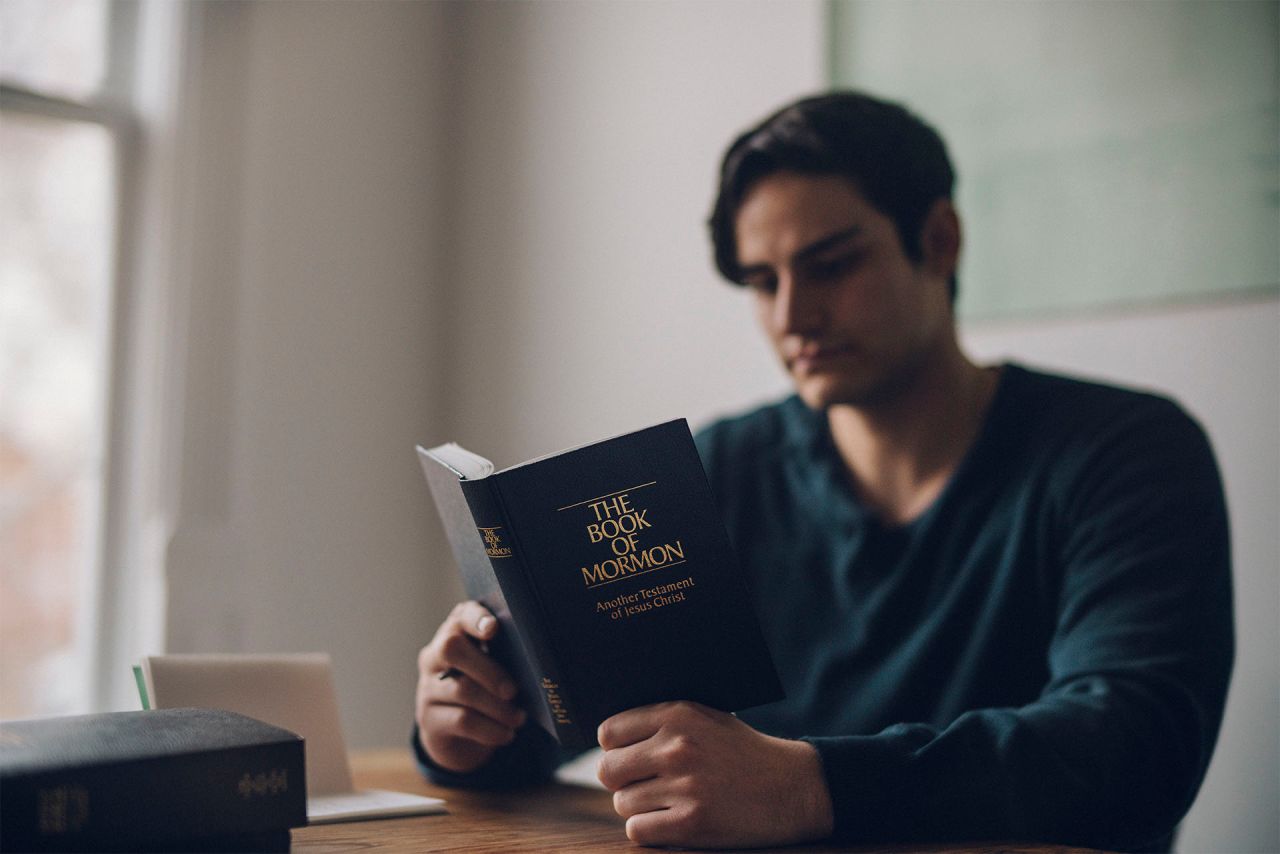 Uomo che legge il Libro di Mormon