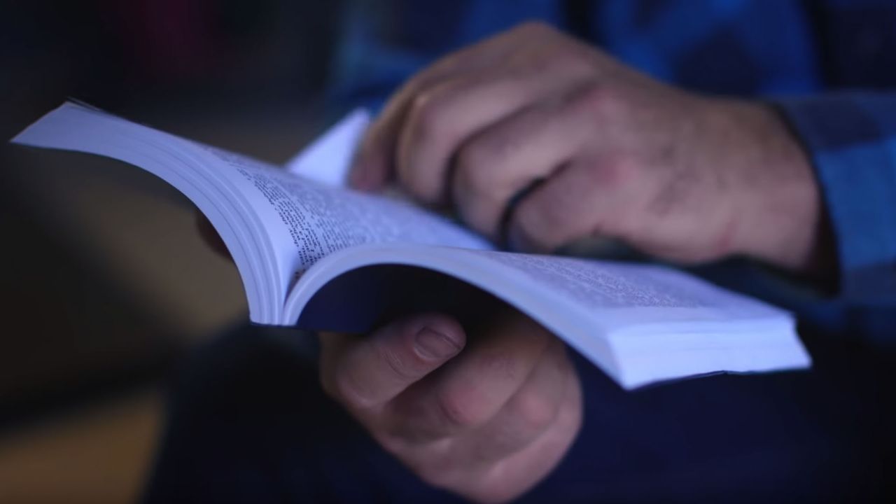 Jared lavora sul restauro di un’auto d’epoca mentre spiega in che modo il Libro di Mormon lo ha avvicinato a Gesù Cristo