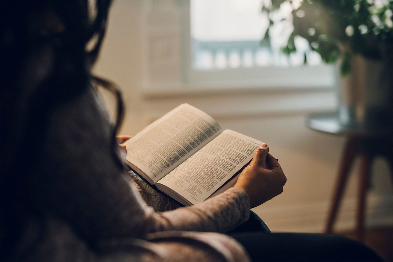 Una donna studia il Libro di Mormon imparando a conoscere meglio lo Spirito Santo