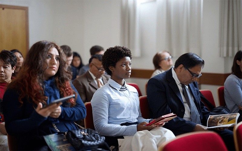 Una congregazione in una chiesa impara a conoscere Gesù Cristo