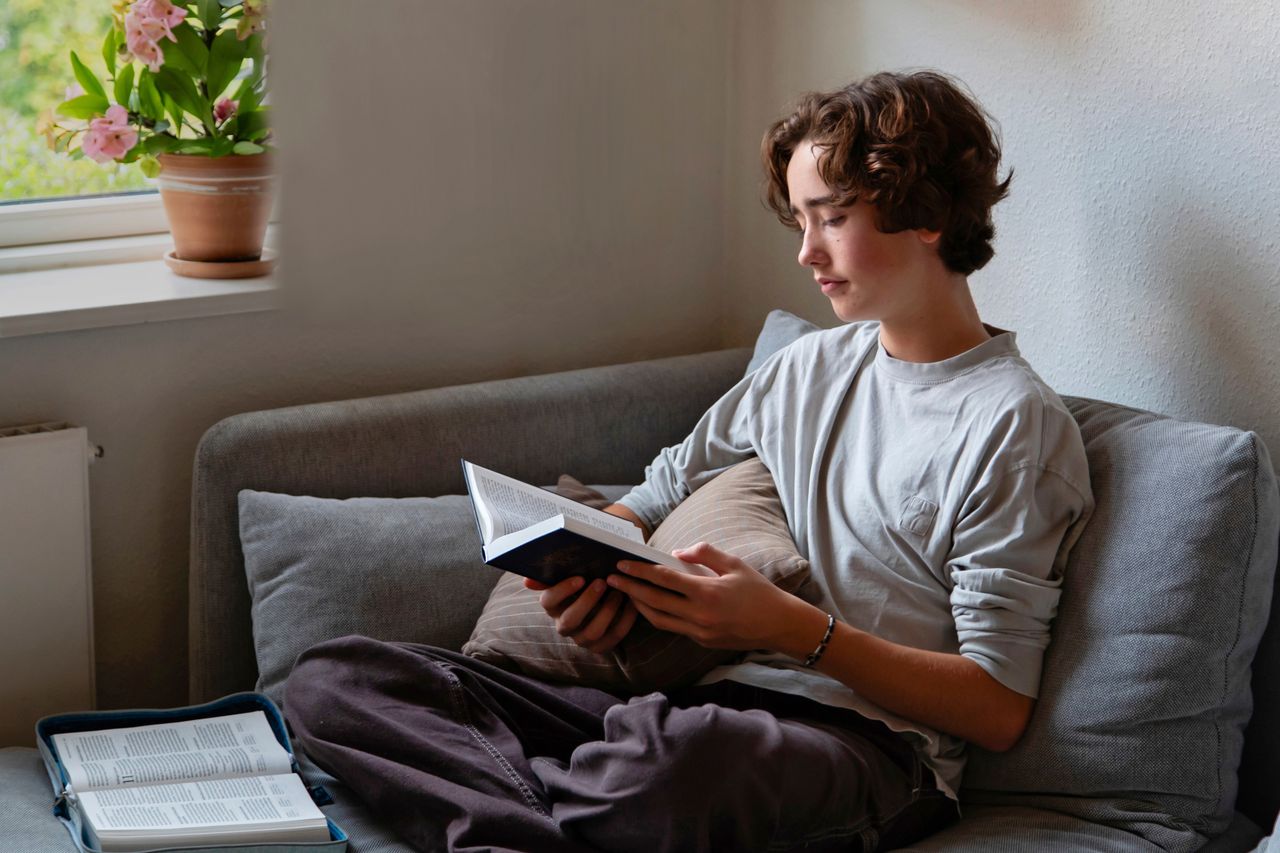 Una giovane donna legge il Libro di Mormon